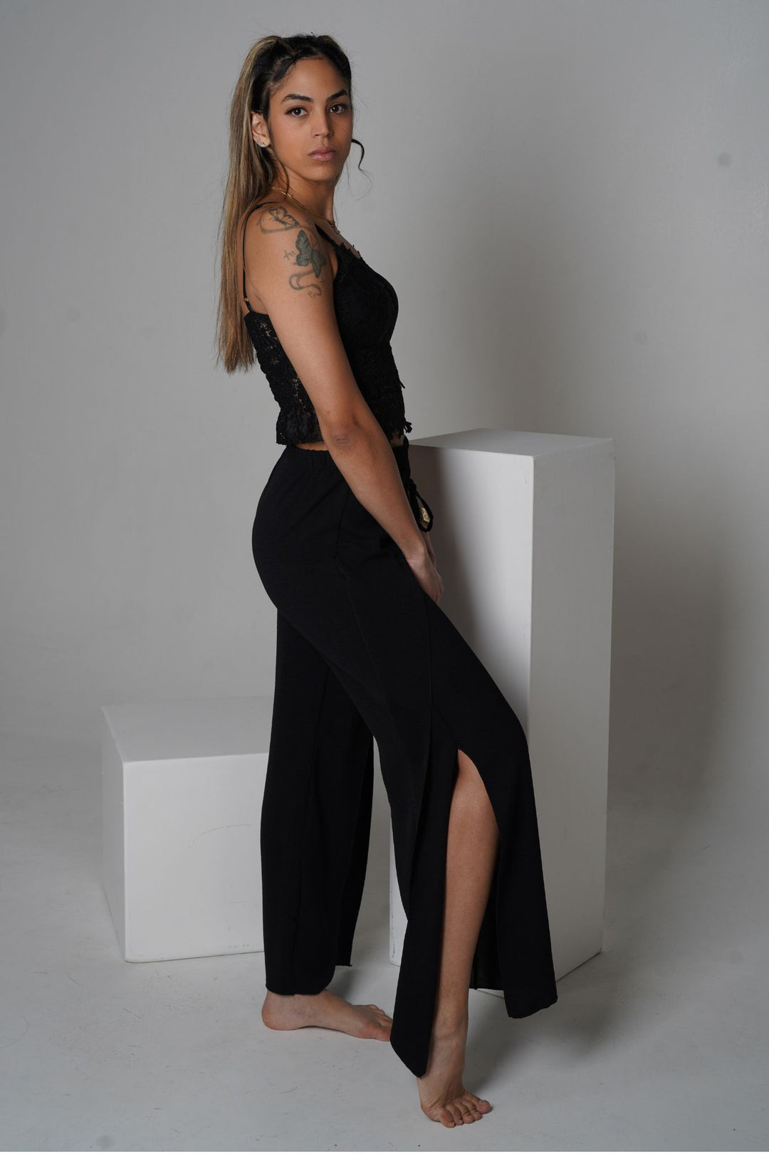 •	Zweiteiler in Schwarz: Top + Hose mit Schlitz
	•	Bequem und luftig für Frühling & Sommer
	•	Stilvolle Spitzen-Details am Top
	•	Ideal für Alltag, Strand, Lounge oder Urlaub
	•	Weit geschnittene Hose mit seitlichem Schlitz für eleganten Look
	•	Modisch, feminin und vielseitig kombinierbar