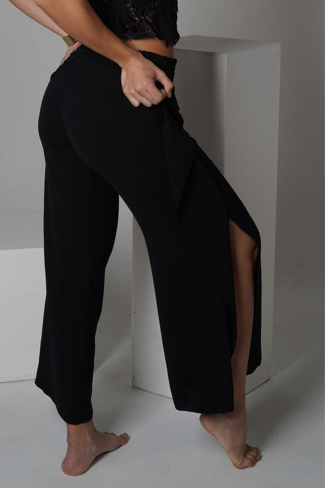 •	Zweiteiler in Schwarz: Top + Hose mit Schlitz
	•	Bequem und luftig für Frühling & Sommer
	•	Stilvolle Spitzen-Details am Top
	•	Ideal für Alltag, Strand, Lounge oder Urlaub
	•	Weit geschnittene Hose mit seitlichem Schlitz für eleganten Look
	•	Modisch, feminin und vielseitig kombinierbar