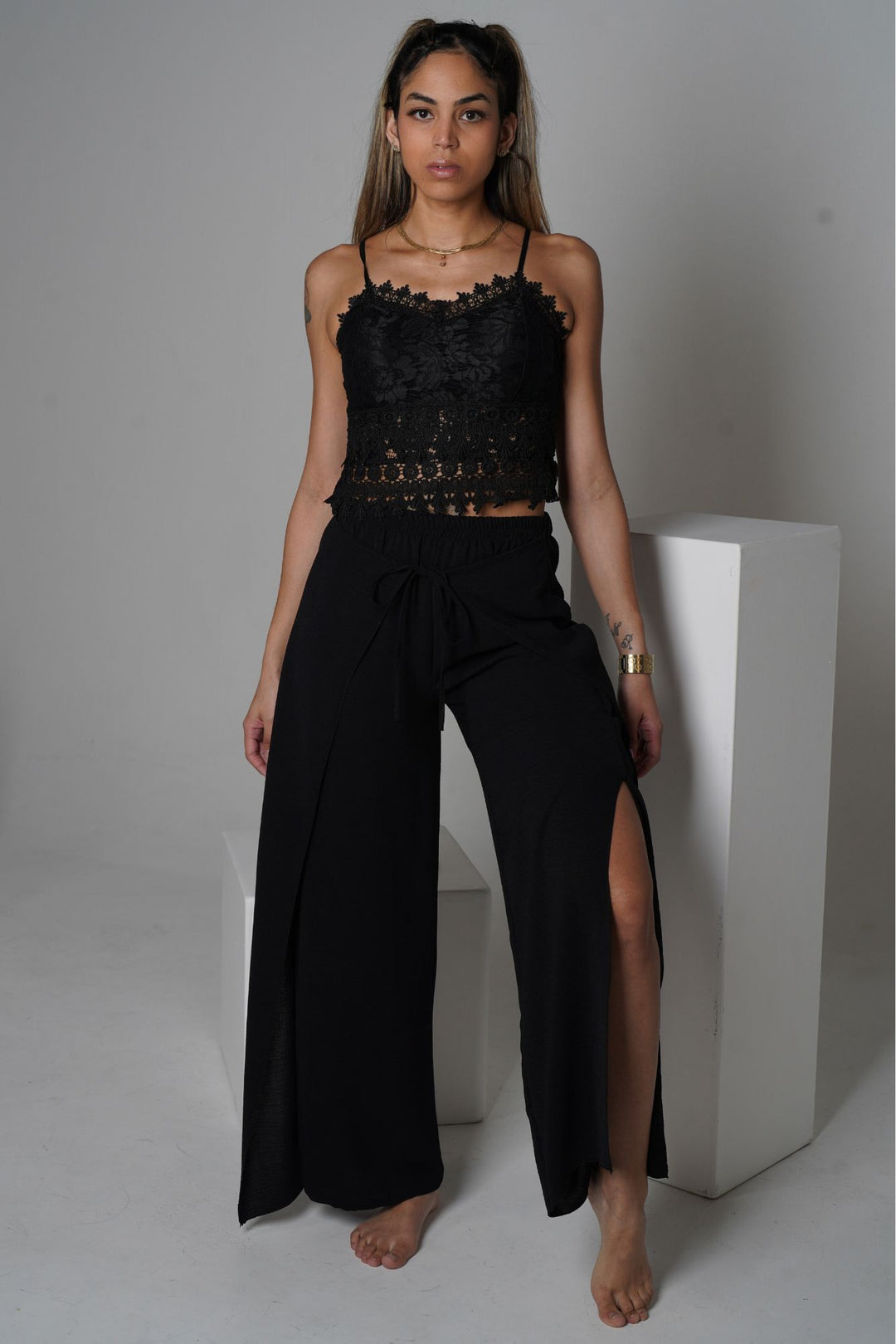 •	Zweiteiler in Schwarz: Top + Hose mit Schlitz
	•	Bequem und luftig für Frühling & Sommer
	•	Stilvolle Spitzen-Details am Top
	•	Ideal für Alltag, Strand, Lounge oder Urlaub
	•	Weit geschnittene Hose mit seitlichem Schlitz für eleganten Look
	•	Modisch, feminin und vielseitig kombinierbar
