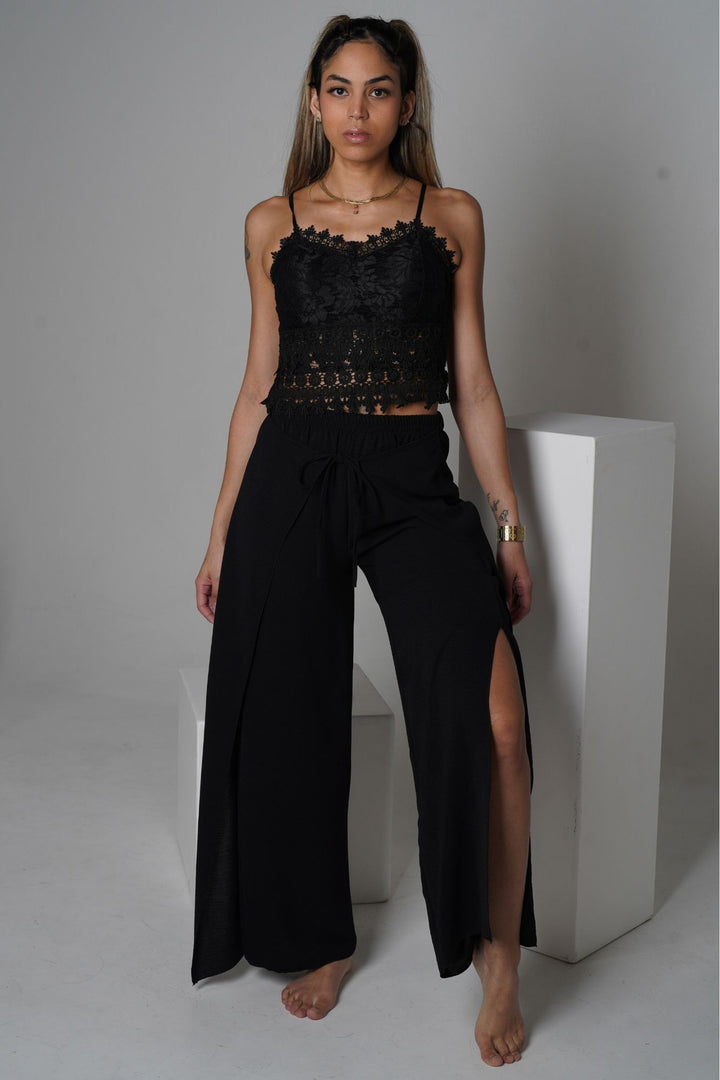 •	Zweiteiler in Schwarz: Top + Hose mit Schlitz
	•	Bequem und luftig für Frühling & Sommer
	•	Stilvolle Spitzen-Details am Top
	•	Ideal für Alltag, Strand, Lounge oder Urlaub
	•	Weit geschnittene Hose mit seitlichem Schlitz für eleganten Look
	•	Modisch, feminin und vielseitig kombinierbar