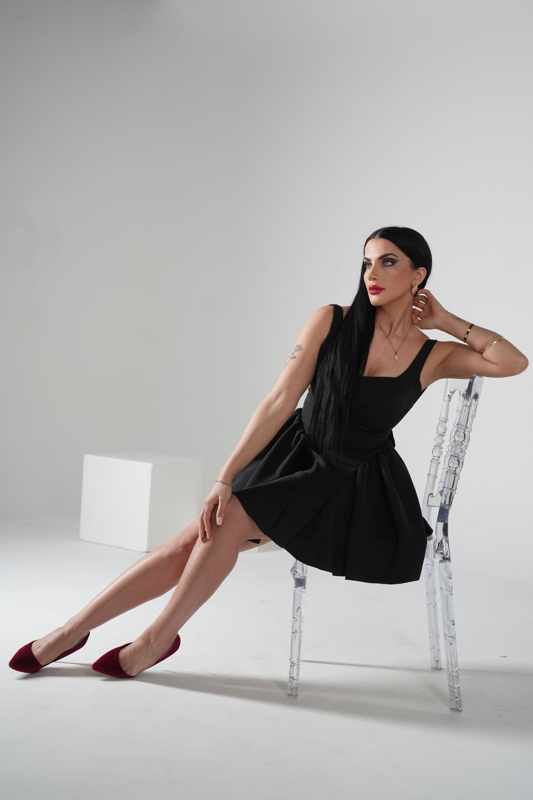 Verspieltes Schwarz Minikleid – Feminin & Elegant