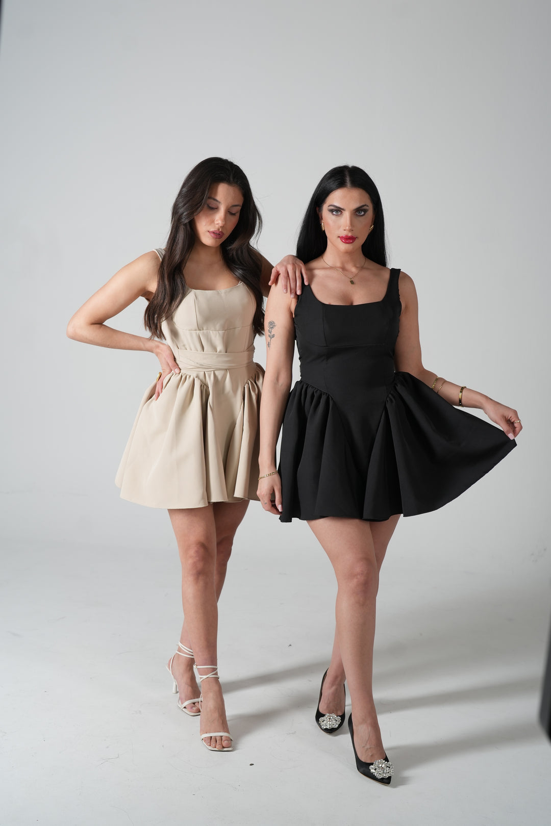 Verspieltes Schwarz Minikleid – Feminin & Elegant