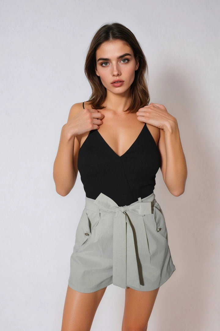 Leichter Playsuit mit Taillenschleife – Stilvoll durch den Sommer Weiß-Hellgrau