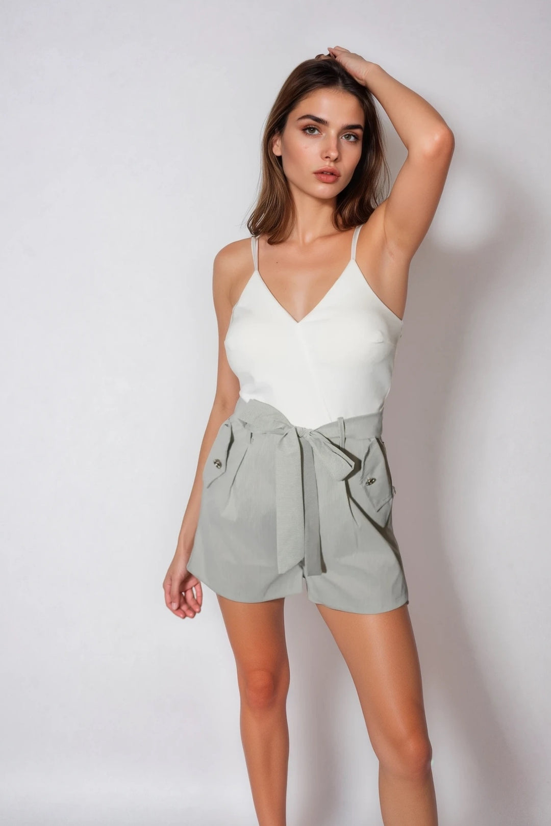 Leichter Playsuit mit Taillenschleife – Stilvoll durch den Sommer Weiß-Hellgrau