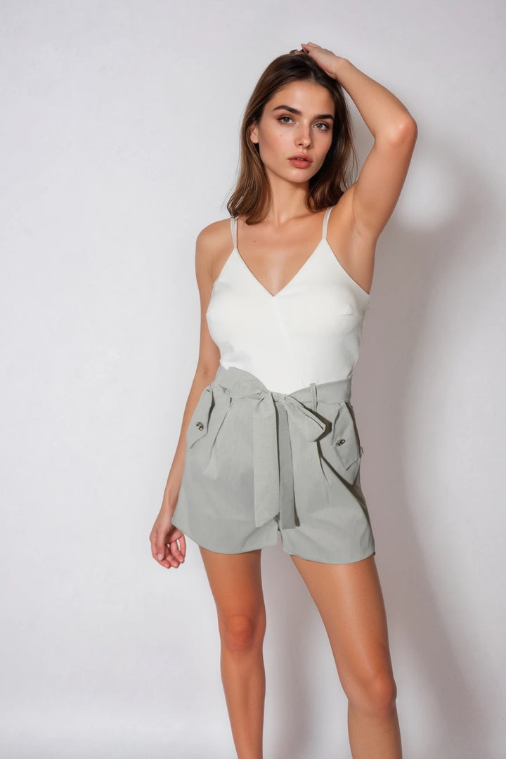 Leichter Playsuit mit Taillenschleife – Stilvoll durch den Sommer Weiß-Hellgrau