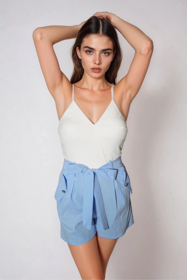 Leichter Playsuit mit Taillenschleife – Stilvoll durch den Sommer Weiß-Hellgrau